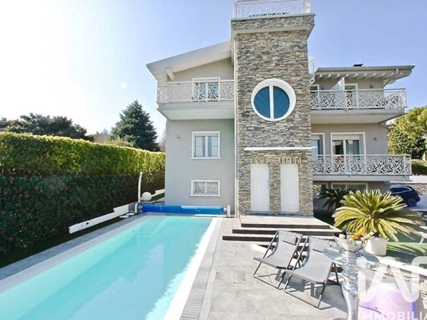 casa indipendente in vendita a Desenzano del Garda in zona Campeggio sul Vò