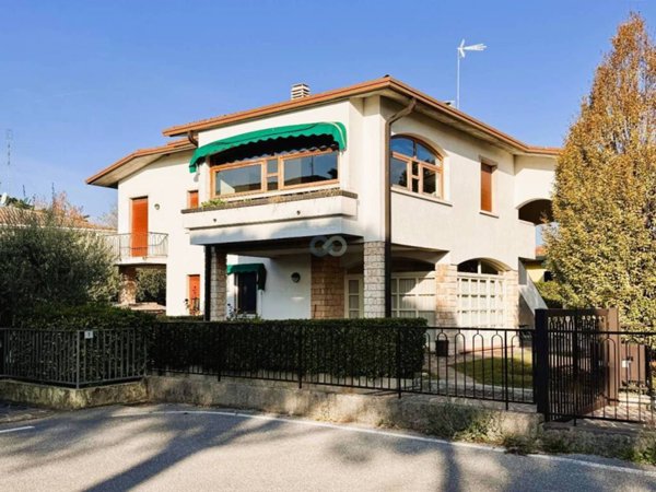 appartamento in vendita a Desenzano del Garda in zona Campeggio sul Vò