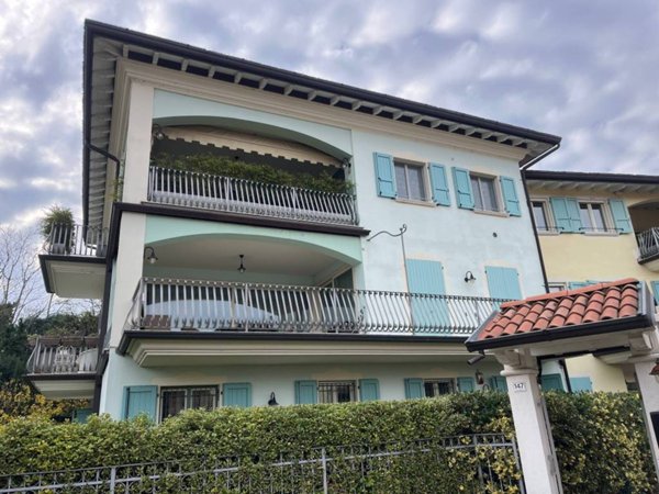 appartamento in vendita a Desenzano del Garda in zona Campeggio sul Vò