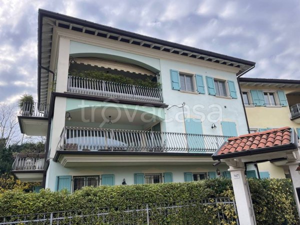 appartamento in vendita a Desenzano del Garda in zona Campeggio sul Vò