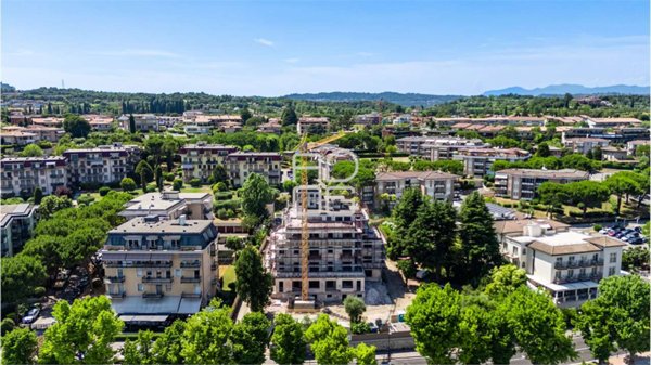 appartamento in vendita a Desenzano del Garda in zona Campeggio sul Vò