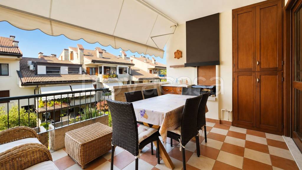 appartamento in vendita a Desenzano del Garda in zona Rivoltella