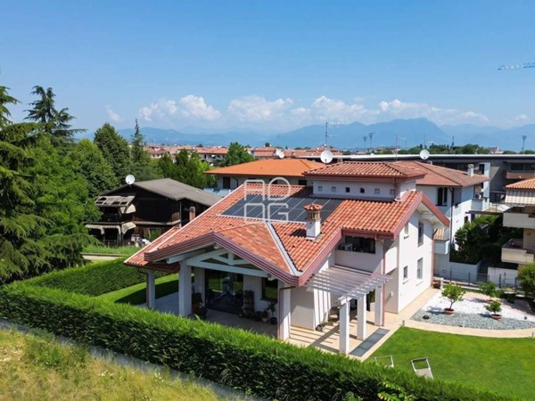 casa indipendente in vendita a Desenzano del Garda in zona Rivoltella