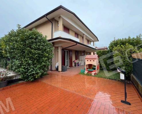 casa indipendente a Desenzano del Garda in zona San Martino della Battaglia