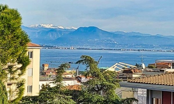 appartamento in vendita a Desenzano del Garda in zona Campeggio sul Vò