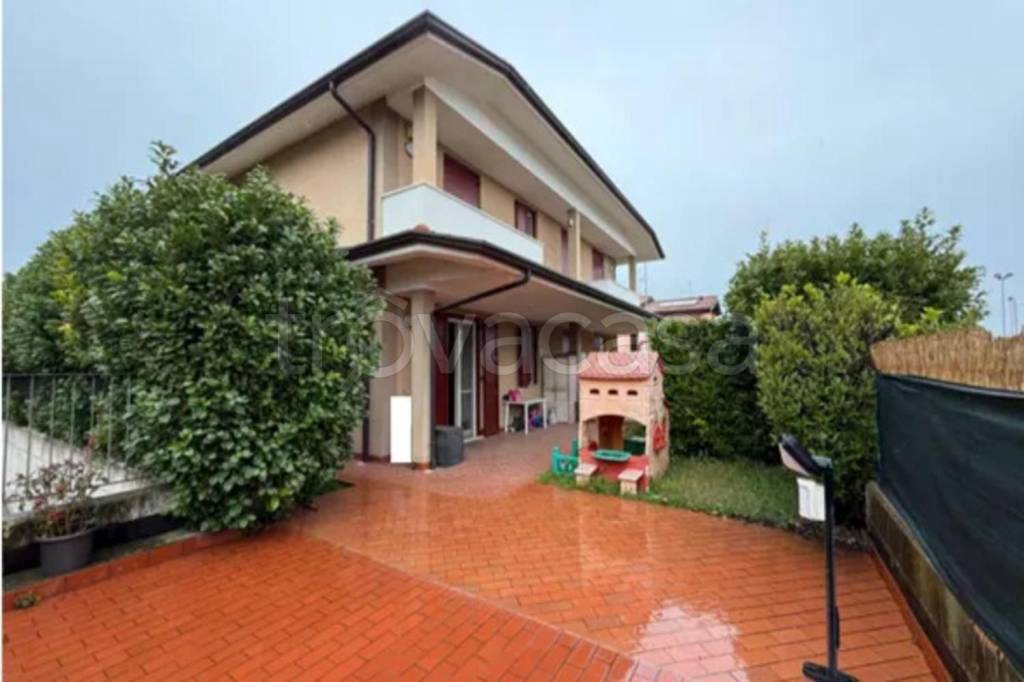 casa indipendente a Desenzano del Garda in zona San Martino della Battaglia