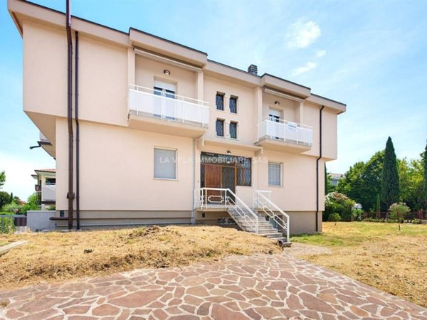 appartamento in vendita a Desenzano del Garda in zona Campeggio sul Vò