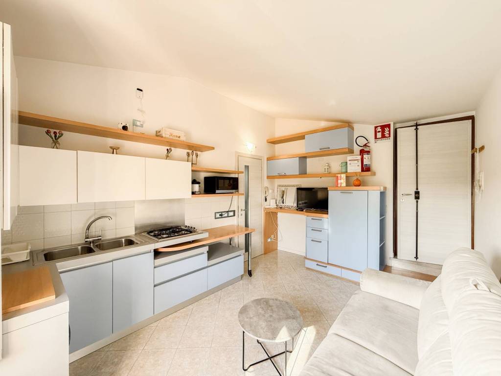 appartamento in vendita a Desenzano del Garda in zona Campeggio sul Vò