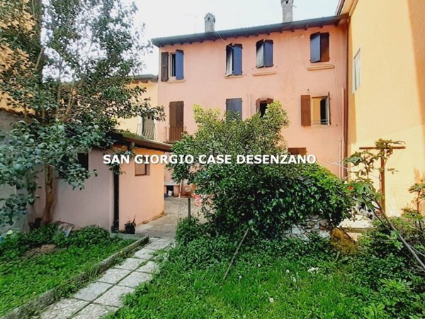 casa indipendente in vendita a Desenzano del Garda in zona Campeggio sul Vò
