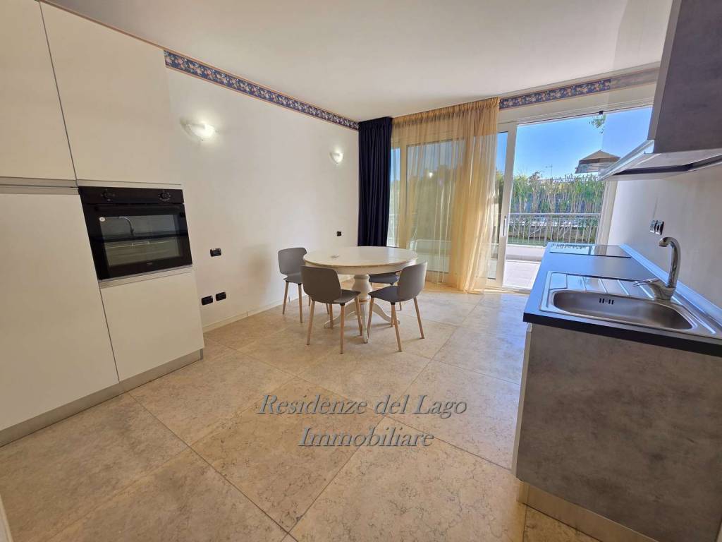 appartamento in vendita a Desenzano del Garda in zona Rivoltella