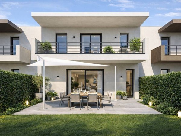 casa indipendente in vendita a Desenzano del Garda in zona Rivoltella
