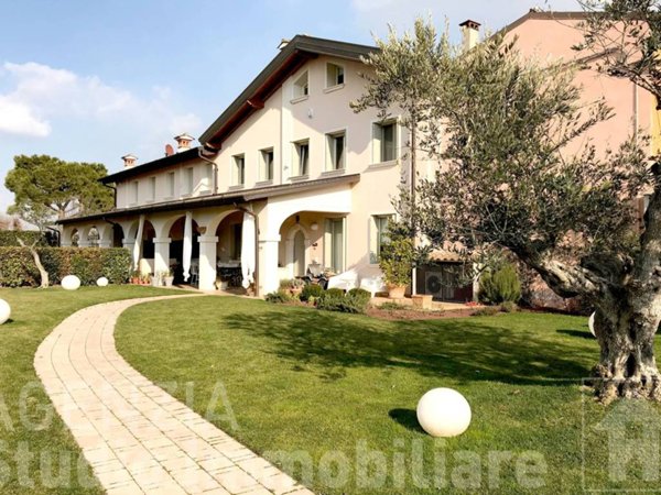 casa indipendente in vendita a Desenzano del Garda