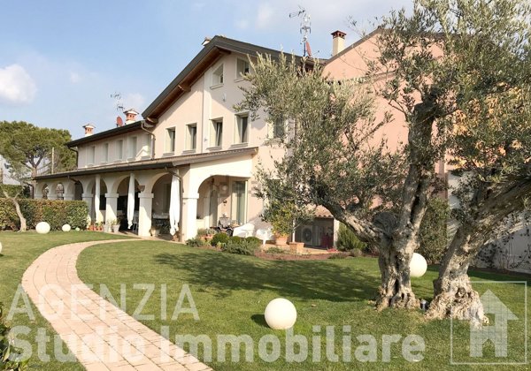 casale in vendita a Desenzano del Garda in zona Vaccarolo