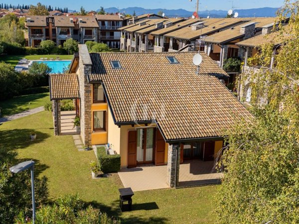 casa indipendente in vendita a Desenzano del Garda in zona Rivoltella