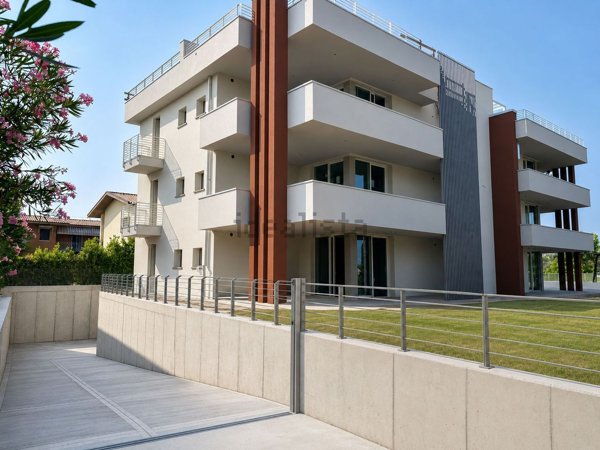 appartamento in vendita a Desenzano del Garda in zona Rivoltella