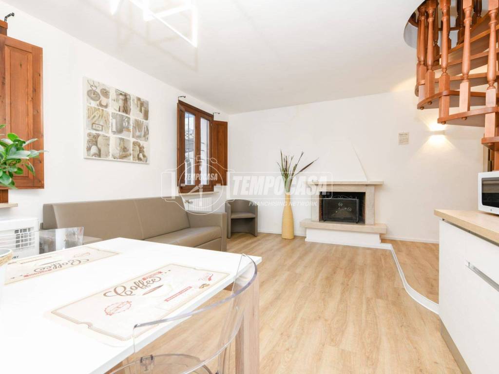 appartamento in vendita a Desenzano del Garda in zona Campeggio sul Vò