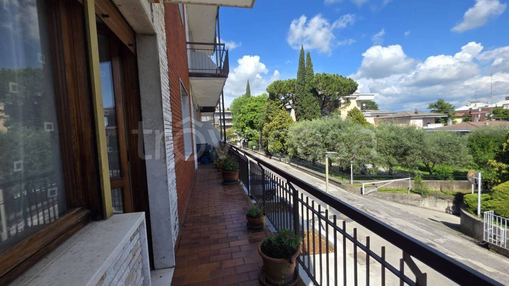 appartamento in vendita a Desenzano del Garda in zona Campeggio sul Vò