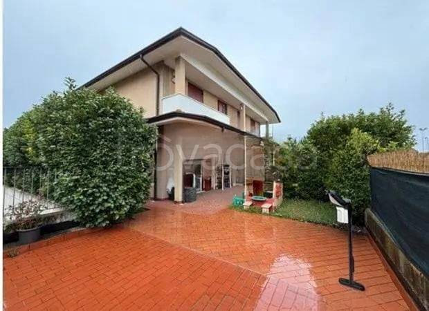 casa indipendente a Desenzano del Garda in zona San Martino della Battaglia