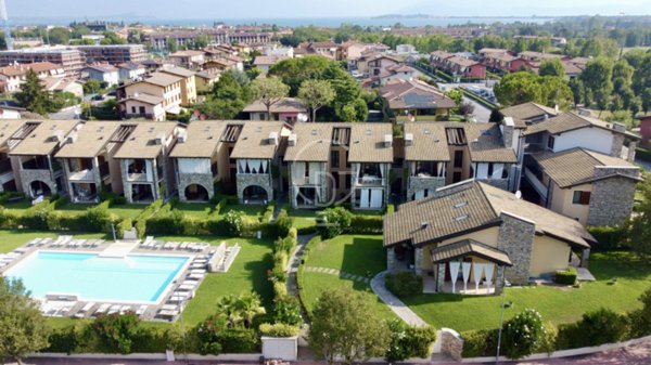casa indipendente in vendita a Desenzano del Garda in zona Rivoltella