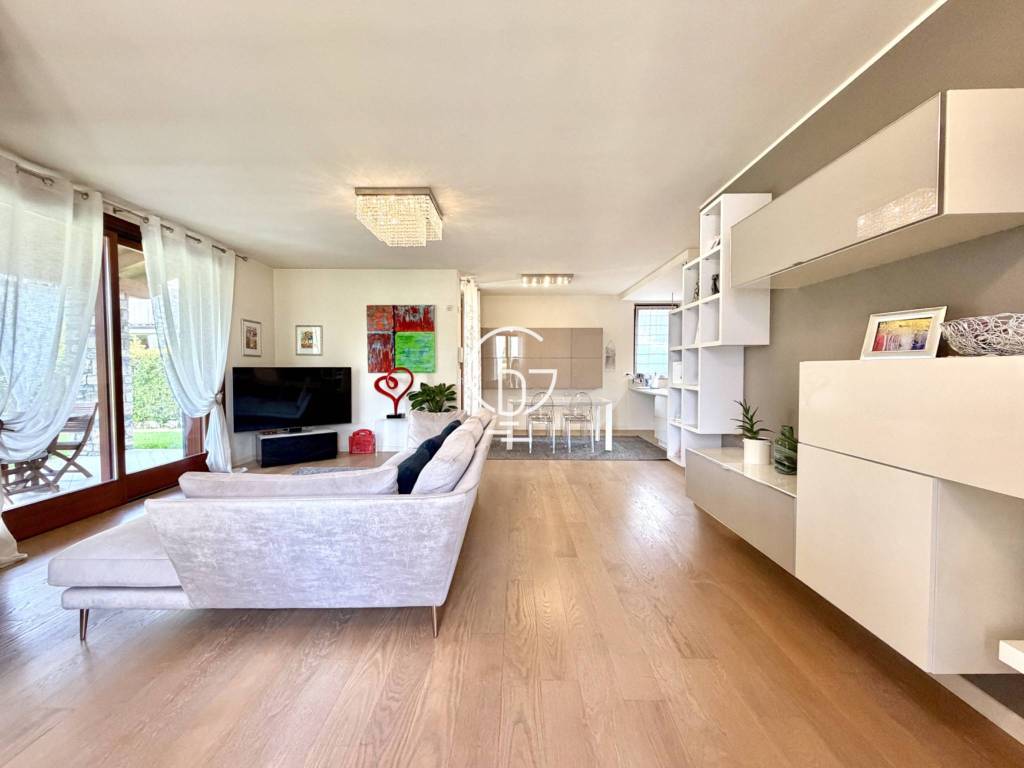 casa indipendente in vendita a Desenzano del Garda in zona Rivoltella