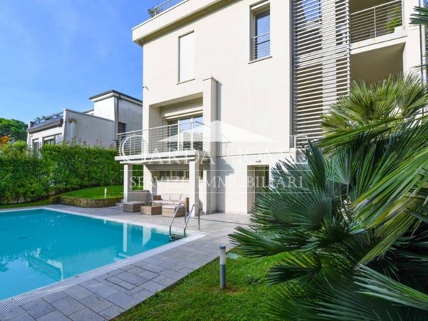 casa indipendente in vendita a Desenzano del Garda in zona Campeggio sul Vò