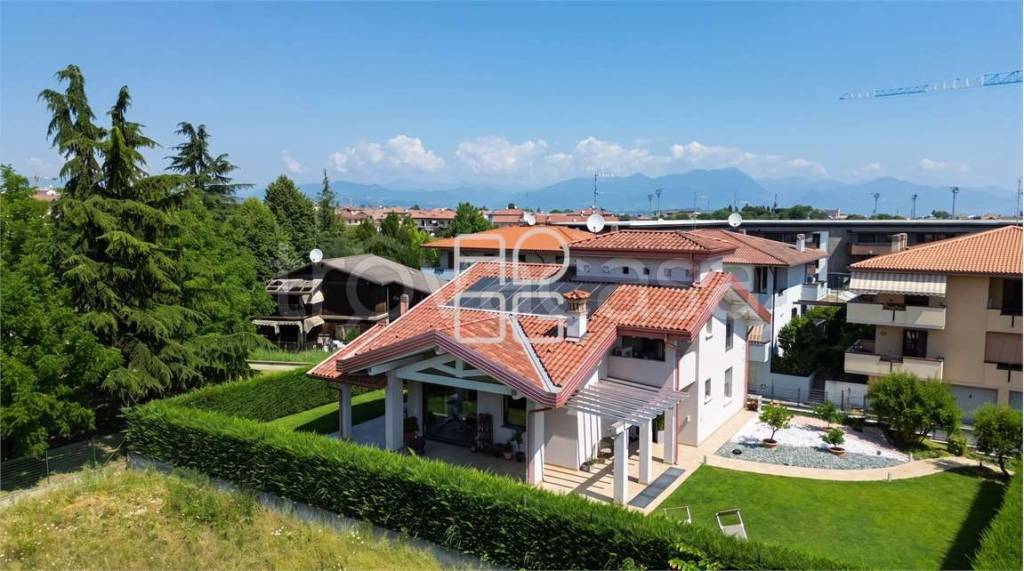 casa indipendente in vendita a Desenzano del Garda in zona Rivoltella