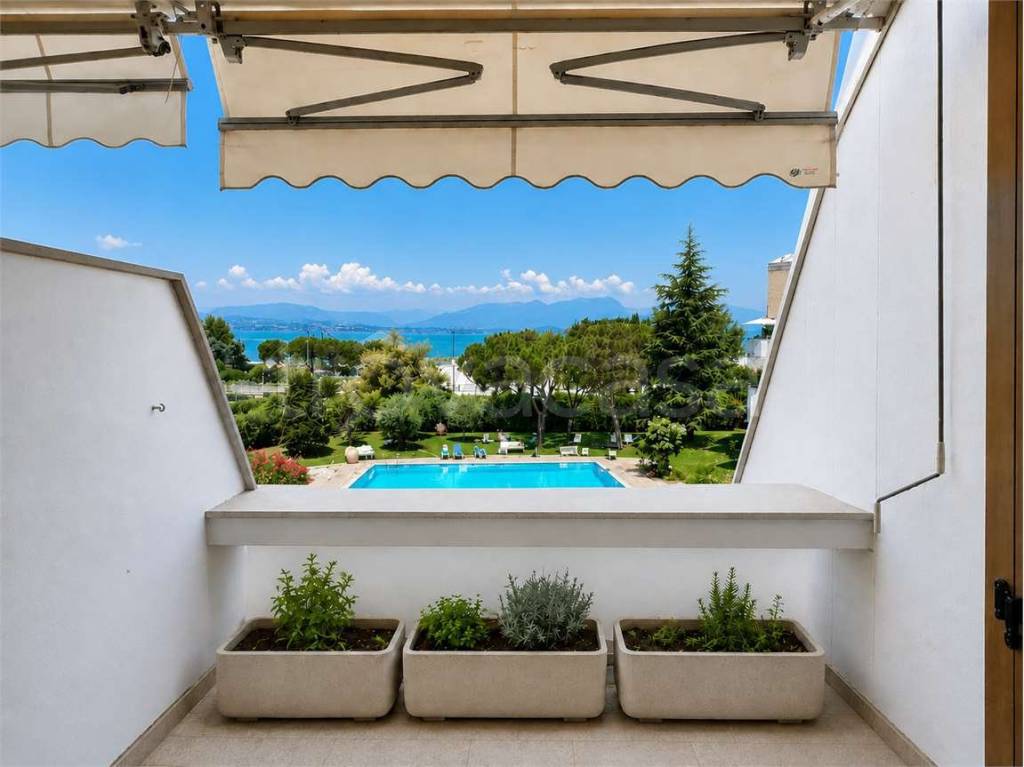 appartamento in vendita a Desenzano del Garda in zona Rivoltella