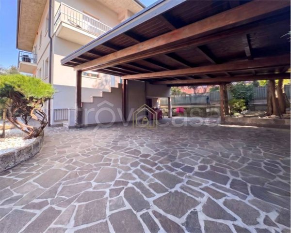 casa indipendente in vendita a Desenzano del Garda in zona Campeggio sul Vò