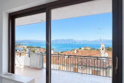 casa indipendente in vendita a Desenzano del Garda in zona Campeggio sul Vò