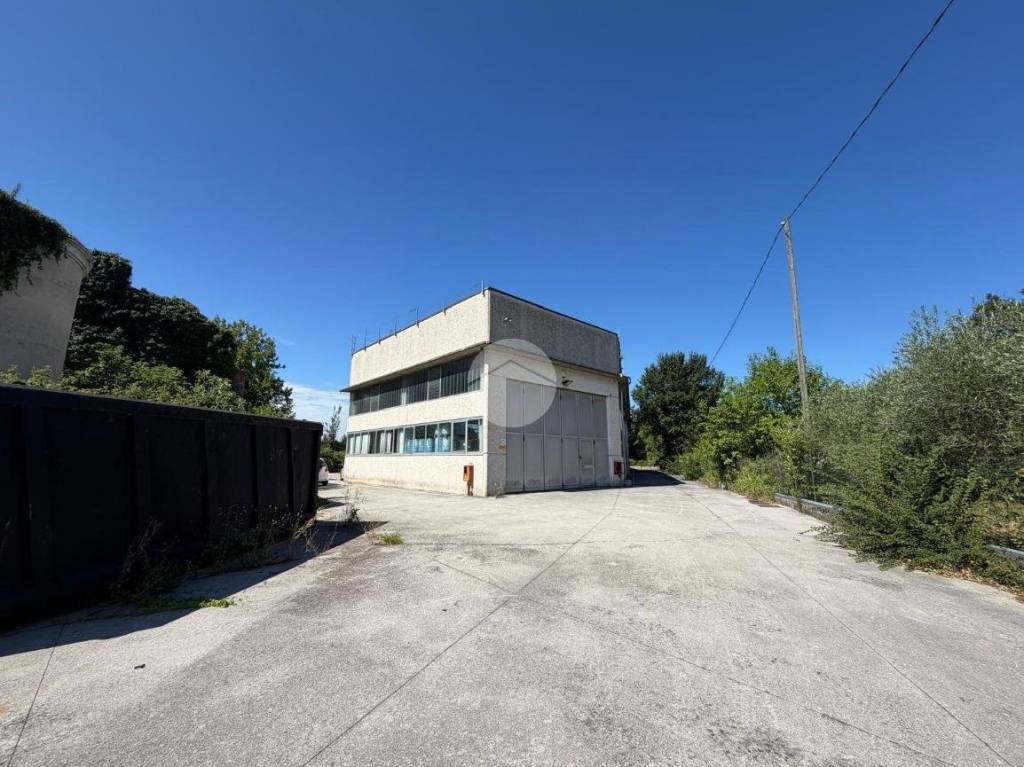 locale commerciale a Desenzano del Garda in zona San Martino della Battaglia