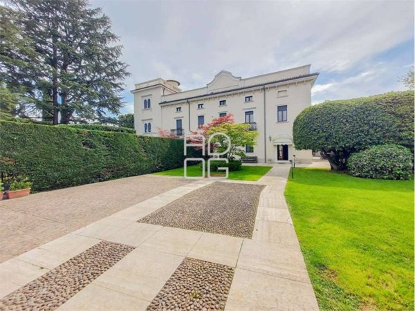 casa indipendente in vendita a Desenzano del Garda in zona Campeggio sul Vò