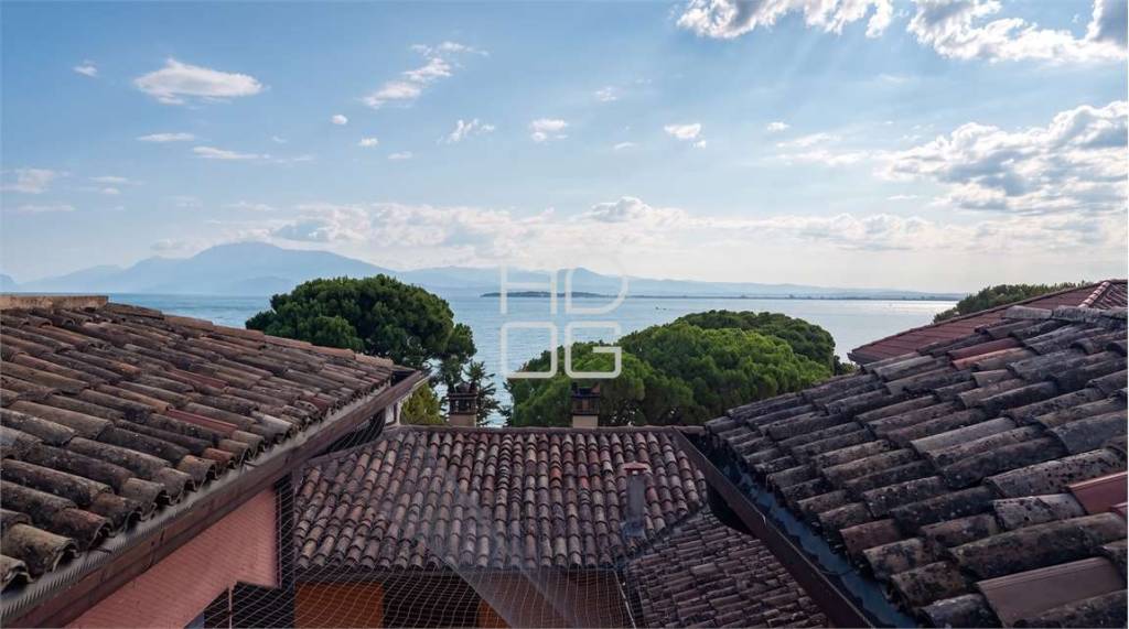 appartamento in vendita a Desenzano del Garda in zona Campeggio sul Vò