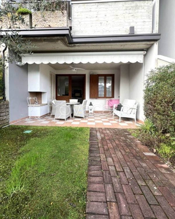 appartamento in vendita a Desenzano del Garda in zona Rivoltella