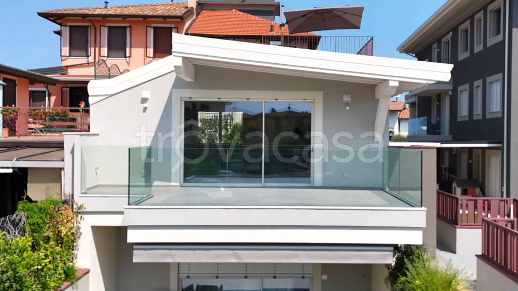 appartamento in vendita a Desenzano del Garda in zona Rivoltella