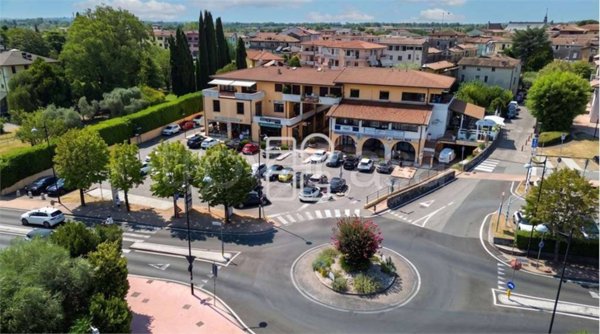 negozio in vendita a Desenzano del Garda in zona Rivoltella