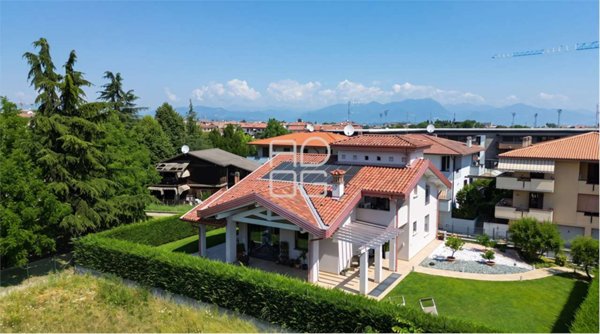 casa indipendente in vendita a Desenzano del Garda in zona Rivoltella