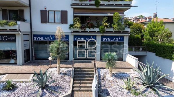 negozio in vendita a Desenzano del Garda in zona Campeggio sul Vò