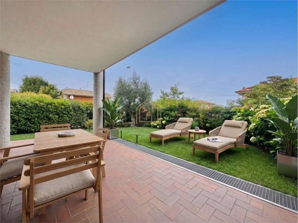 casa indipendente in vendita a Desenzano del Garda in zona Rivoltella