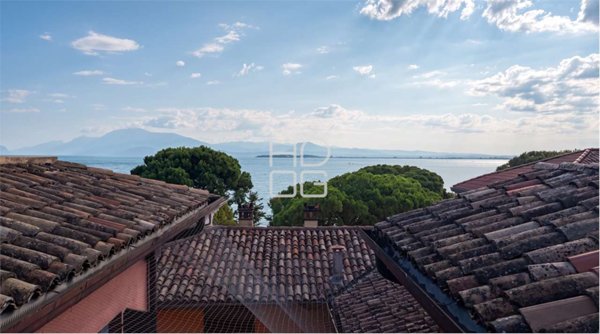 appartamento in vendita a Desenzano del Garda in zona Campeggio sul Vò