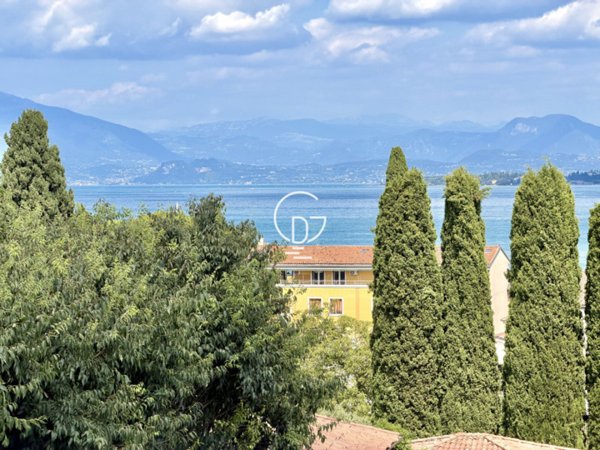 appartamento in vendita a Desenzano del Garda in zona Campeggio sul Vò