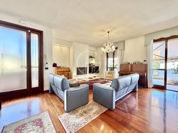 casa indipendente in vendita a Desenzano del Garda in zona Campeggio sul Vò