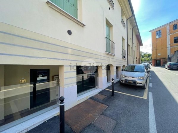 ufficio in vendita a Desenzano del Garda in zona Campeggio sul Vò