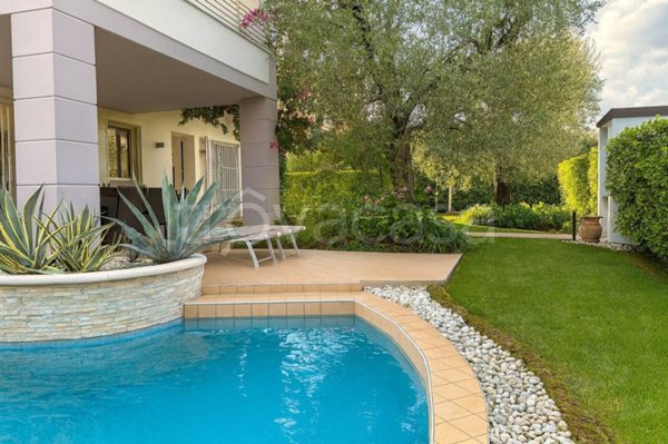 casa indipendente in vendita a Desenzano del Garda in zona Rivoltella