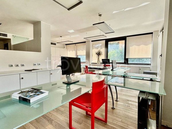 ufficio in vendita a Desenzano del Garda in zona Campeggio sul Vò