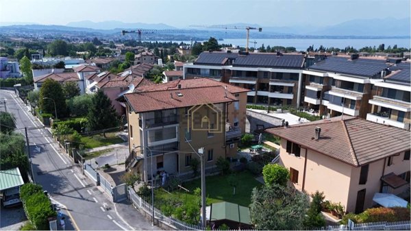 casa indipendente in vendita a Desenzano del Garda in zona Rivoltella