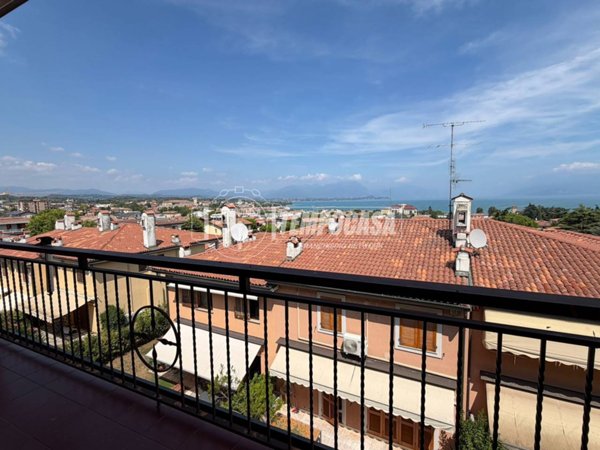 casa indipendente in vendita a Desenzano del Garda in zona Campeggio sul Vò