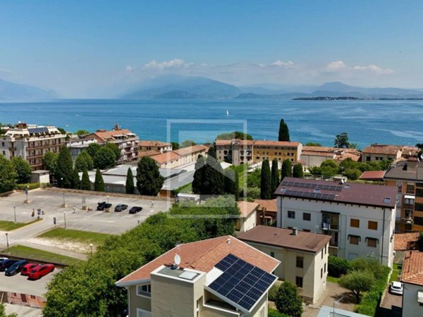 appartamento in vendita a Desenzano del Garda in zona Campeggio sul Vò