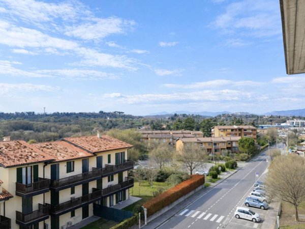 appartamento in vendita a Desenzano del Garda in zona Campeggio sul Vò