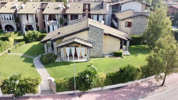 casa indipendente in vendita a Desenzano del Garda in zona Rivoltella