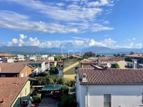 appartamento in vendita a Desenzano del Garda in zona Campeggio sul Vò